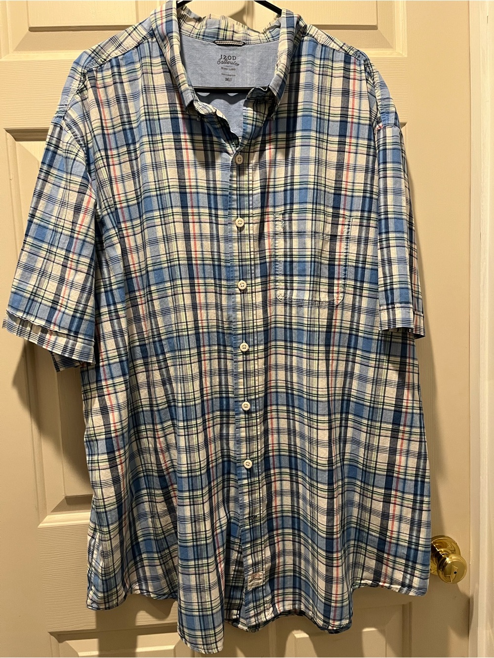 Izod Men's Blue and White Plaid Saltwater Short-Sleeve Button-Down Shirt